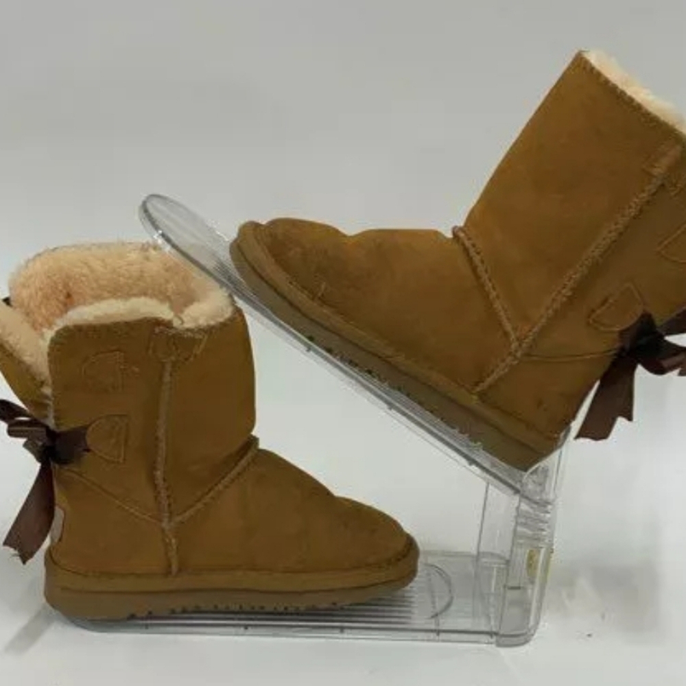 Girl's UGG Boots bow defect READ DESCRIPTION
